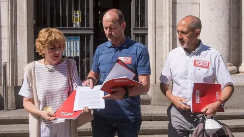 Representantes de la FSC-CCOO tras registrar ante la Fiscalía la denuncia a la Junta por el incendio en Sierra de la Culebra. Fotografía: CCOO CyL