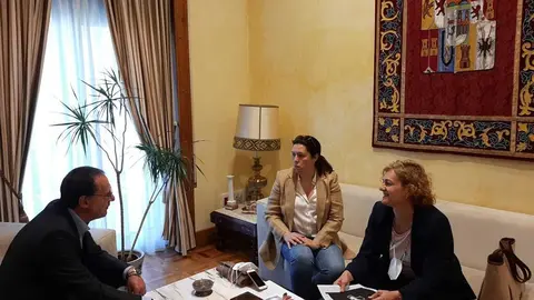 El subdelegado del Gobierno, Ángel Blanco, junto a Elena Amaro y Begoña González, representantes en Zamora de la Sociedad Española de Farmacia Rural, SEFAR