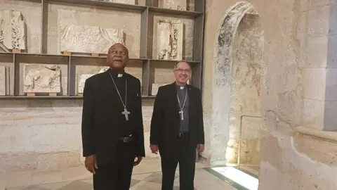 El Cardenal y Arzobispo emérito de Abuya John Onaiyeka junto al obispo de Zamora, Fernando Valera