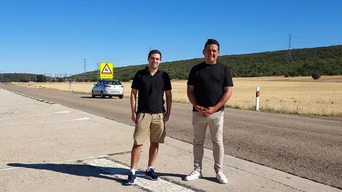 El presidente de UPL, Carlos Javier Salgado, acompañado del senador Carles Mulet,