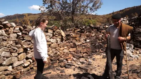 Imagen de una de las corralas arrasadas por el incendio en Sierra de la Culebra