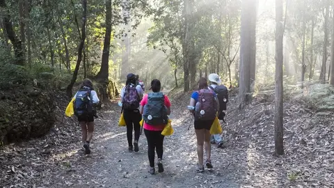 Grupo de peregrinos con la bolsa amarilla de reciclaje