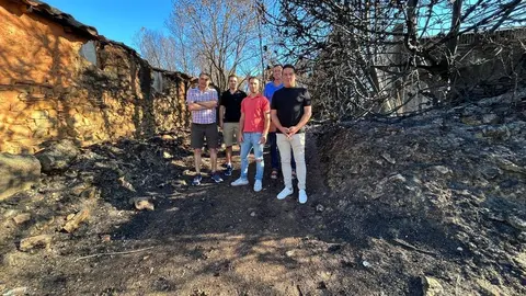 El senador Carles Mulet, junto a miembros de UPL en Otero de Bodas.