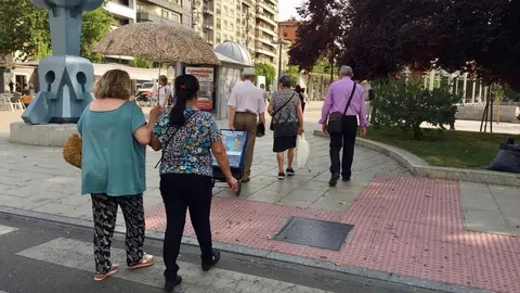 Zamoranos paseando por la zona de La Marina