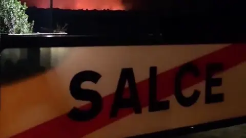 Fotografía del incendio en Sayago acercándose al núcleo urbano de Salce. Fotografía: Sergio Aguilar