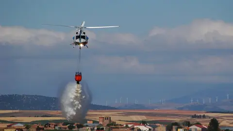 Helicóptero fuego. Imagen archivo