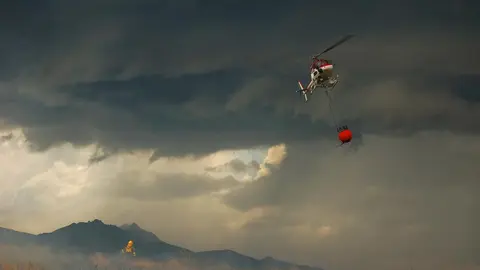 Imagen de archivo de un helicóptero sofocando un fuego