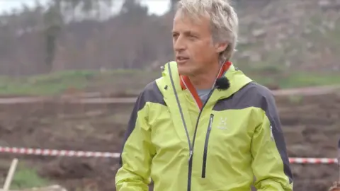 Jesús Calleja en un terreno arrasado por el fuego