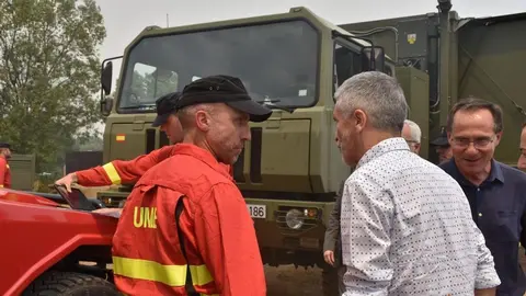 El ministro del interior, Fernando Grande-Marlaska, visita el fuego en Losacio_6