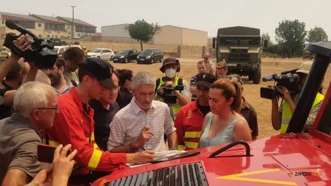 El ministro del interior, Fernando Grande-Marlaska, visita el fuego en Losacio