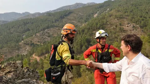 El presidente de la Junta, Alfonso Fernández Mañueco, visita el puesto de mando avanzado de uno de los incendios en Castilla y León