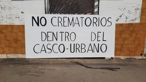 Pancarta contra el crematorio