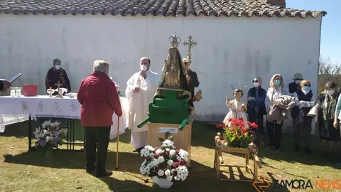 Santiago Martín oficia la misa de la romería de La Pedrera el pasado mes de abril