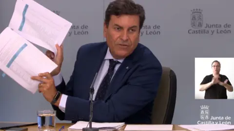 El portavoz y consejero de Economía y Hacienda, Carlos Fernández Carriedo, presenta el nuevo mapa concesional de Servicios Regulares de Transporte