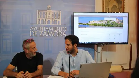 Los concejales Pablo Novo y Romualdo Fernández, en rueda de prensa