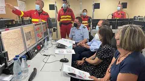 La ministra de Defensa, Margarita Robles, durante su visita al Puesto de Mando Avanzado del Batallón de Intervención en Emergencias V (BIEM V) de la Unidad Militar de Emergencias (UME), en Tábara (Zamora).