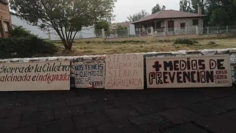 Pancartas de protesta por el incendio en Ferreras de Arriba