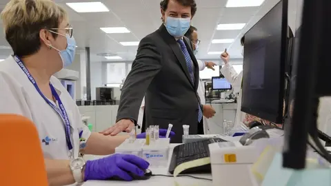 Mañueco, de visita en el Hospital de Salamanca