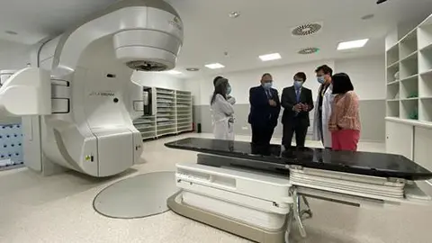 La ministra de Sanidad, Carolina Darias, y el presidente de la Junta de Castilla y León, Alfonso Fernández Mañueco, en el Hospital Universitario de Salamanca.