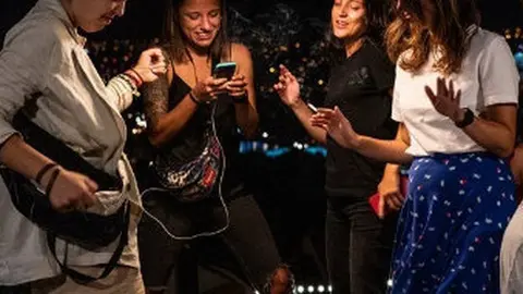 Jóvenes de fiesta. Foto news.un, org