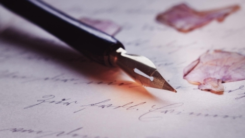 Imagen de archivo de una pluma sobre papel vía Salamancartvaldia.es