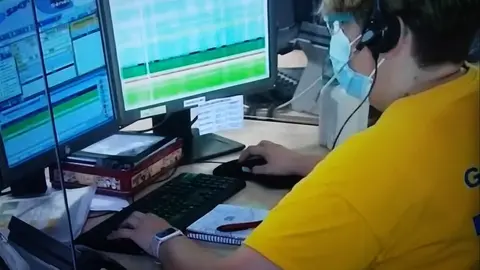 Una operaria atiende la línea Covid. Foto TVCyL