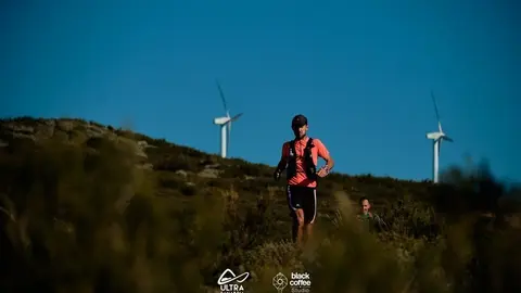 Un corredor con aerogeneradores al fondo