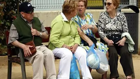 Pensionistas charlando en un parque