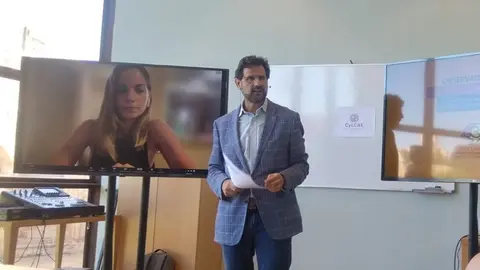 Antonio Sola presenta los resultados de la encuesta en la FRAH.