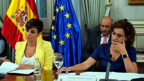La ministra Isabel Rodríguez acompañada de la ministra de Hacienda, María Jesús Montero