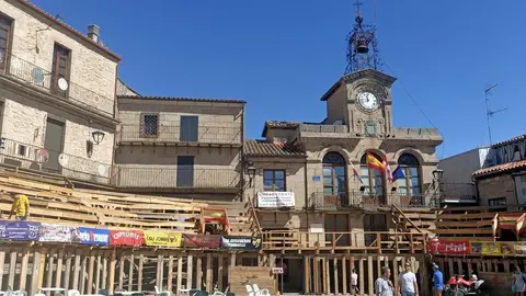 Colocación de las pancartas de las peñas en la plaza de madera de Fermoselle