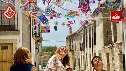 Mandalas realizados por La Mayuela en la calle Teniente Chamorro de Bermillo de Sayago. Fotografía: CEDIDA