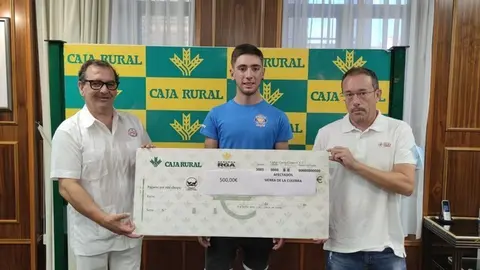 Acto de entrega del dinero en Caja Rural