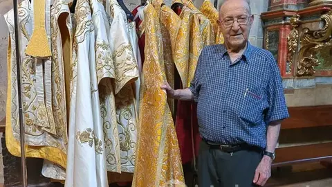 Don Gildo muestra las ropas eclesiásticas de la iglesia de Santa María. Fotografía: Interbenavente.es