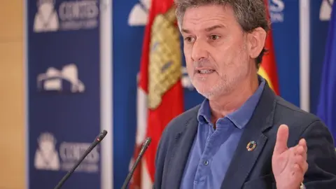 Home Noticias	Vázquez: “La incompetencia de Mañueco obliga al Gobierno a aprobar un RD de mínimos en la extinción de incendios forestales”
Noticias
Vázquez: “La incompetencia de Mañueco obliga al Gobierno a aprobar un RD de mínimos en la extinción de incendios forestales”
escrito por Vanesa Lastra 1 agosto, 2022
Vázquez: “La incompetencia de Mañueco obliga al Gobierno a aprobar un RD de mínimos en la extinción de incendios forestales”
Compartir en:
Share
Tweet

 

El portavoz socialista de Medio Ambiente lamenta que el 40% de toda la superficie quemada en España esté en CyL cuando cuenta con “los mejores bomberos y el peor operativo”

El portavoz de Medio Ambiente del PSOE, José Luis Vázquez