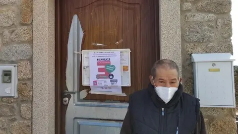 Un hombre mayor frente al consultorio de un pueblo de Zamora