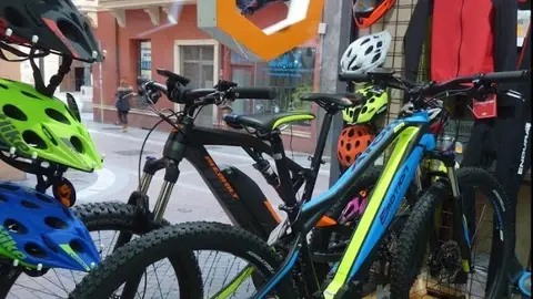 Bicicleta en un escaparate. Foto La Madrileña/Facebook
