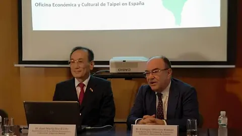 El embajador de Taiwan en su visita a la Camara en el año 2019