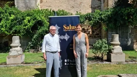 Clara San Damián con el alcalde de Alcañices en la exposición Salus