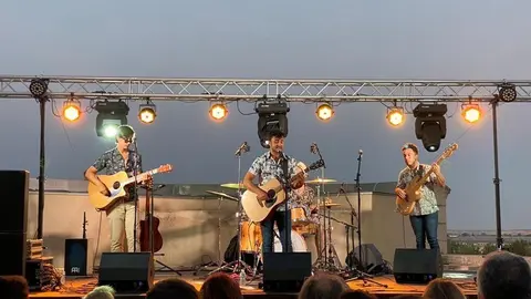 Actuación de Cacia en la terraza del Ramos Carrión