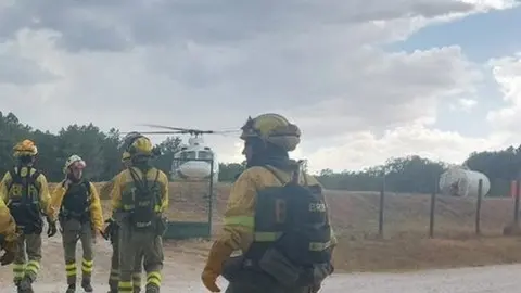 Imagen de archivo de varios brigadistas