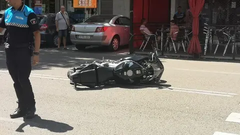 Una moto accidentada en el suelo. Foto de archivo