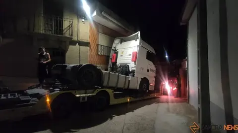 Camión atascado en plena calle de Videmala