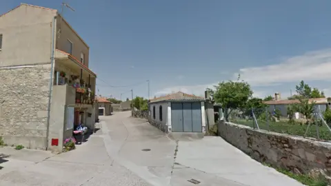 Calle en la que se ha producido el incendio de parte de una vivienda en Bermillo de Sayago