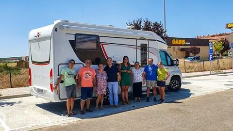 Familia canaria en el nuevo parking de autocaravanas de Benavente