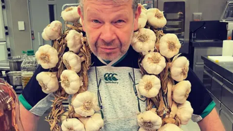 Alberto Chicote con los ajos de Cuelgamures