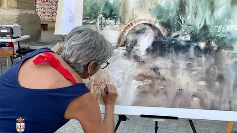 Mercedes Ballesteros durante la realización de su obra para el XXIII Certamen de pintura rápida 'Ciudad de Benavente'