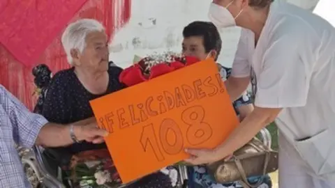 Aurelia recibe las felicitaciones en la residencia de Toro. Foto Cáritas