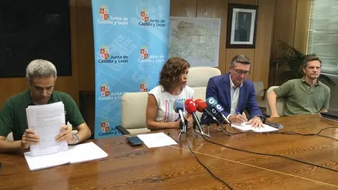 La delegada territorial de la Junta en Zamora, Clara San Damián, y el director general de Patrimonio Natural y Política Forestal, José Ángel Arranz, se reúne con los alcaldes de los municipios afectados por el incendio de La Sierra de la Culebra (Zamora)