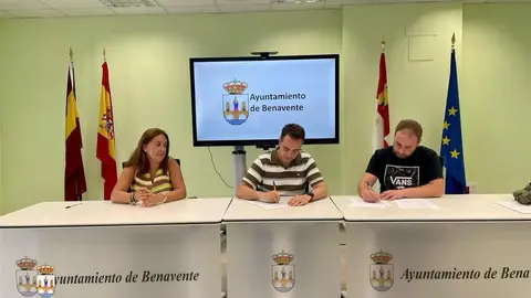Firma del convenio de colaboración entre el Ayuntamiento de Benavente y la Asociación de la Huerta de los Valles y Benavente (AHURVABE)